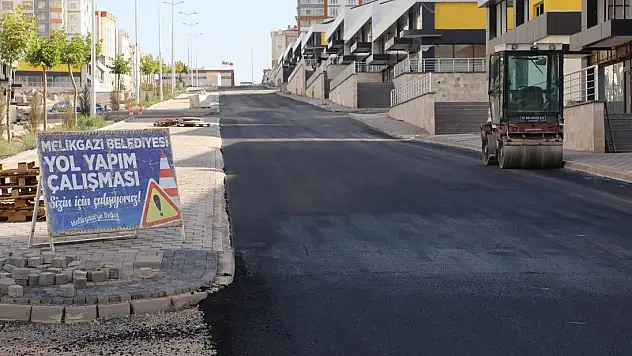 MELİKGAZİ'NİN YOL YAPIMINDA KENDİ REKORUNU KIRMAYA ÇOK AZ KALDI