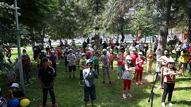 MEMDUH BAŞKAN ÇOCUKLARIN MUTLULUĞUNU PAYLAŞTI