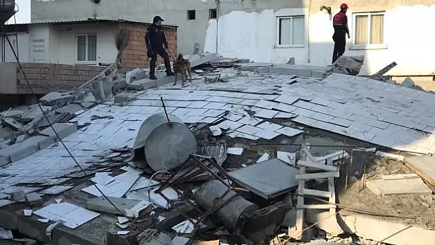 Mersin'de Çatırdama Sesleri Gelen 5 Katlı Bina Çöktü