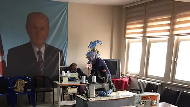 MHP BÜNYAN İLÇE TEŞKİLATI, HALKA ÜCRETSİZ MASKE DAĞITIYOR