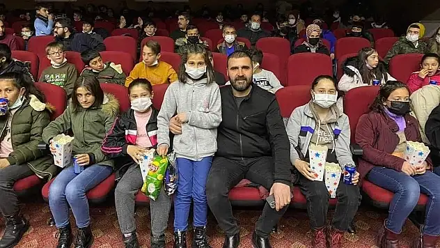 MHP DEVELİ İLÇE BAŞKANI ÖZER'DEN ÖĞRENCİLERE YARI YIL HEDİYESİ SÜRPRİZİ
