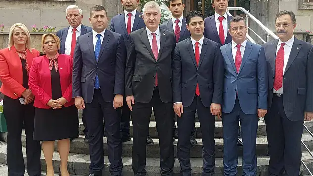 MHP vekil adayları sokak sokak dolaşıyor