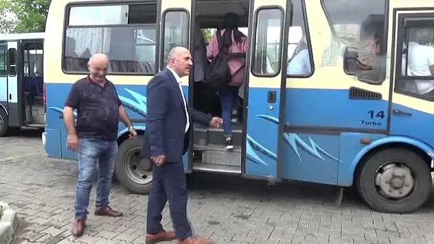 MHP'Lİ BAŞKAN, BELEDİYEYE DOLMUŞLA GİDİYOR