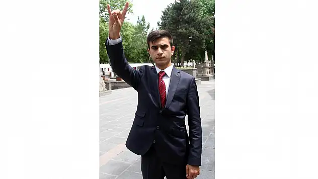 MHP'nin 18 yaşındaki milletvekili adayı Veli Oğuzhan Öztürk, 'Gelecek bizim, biz geleceğiz'
