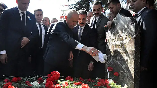 MHP'nin Kurucu Lideri Alparslan Türkeş, mezarı başında anıldı