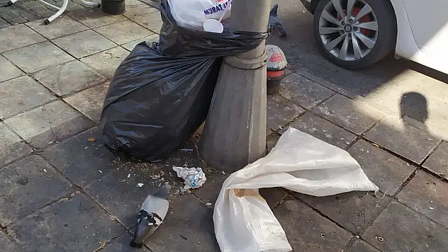 MİLLET CADDESİ'NDE ÇÖP KRİZİ