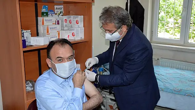 MİLLİ EĞİTİM MÜDÜRÜ ÇANDIROĞLU'NA AŞI İL SAĞLIK MÜDÜRÜ BENLİ'DEN