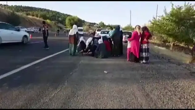 Minibüs ile Otomobil Çarpıştı: 1 Ölü, 13 Yaralı