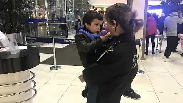 Minik Oğlunu, Cebine Not Koyup AVM'de Terk Eden Anneye Hapis Şoku!