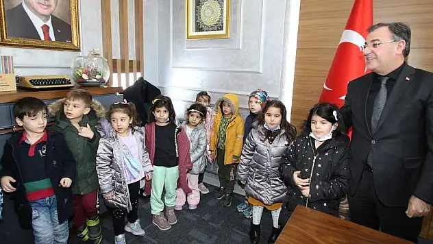 MİNİK ÖĞRENCİLERDEN BAŞKAN ÖZDOĞAN'A ANLAMLI ZİYARET