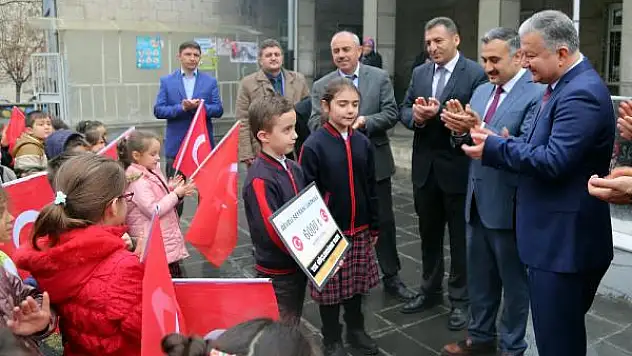 Minik öğrencilerden Mehmetçiğe 6 bin liralık bağış