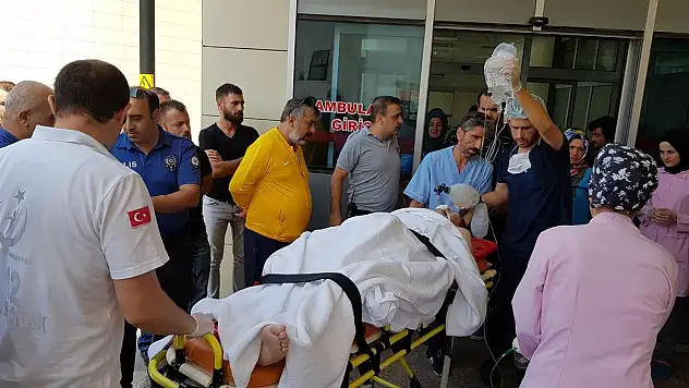 MOTOSİKLET KAZA YAPTI, KOPAN BACAĞI İLE HASTANEYE SEVK EDİLDİ