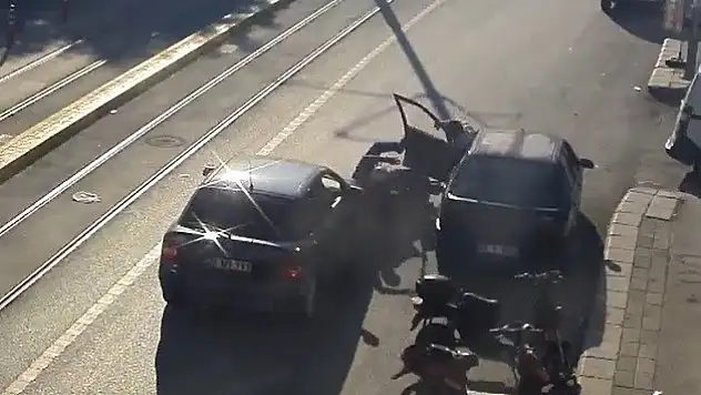 MOTOSİKLET SÜRÜCÜSÜ İKİ ARACIN ARASINDA KALDI