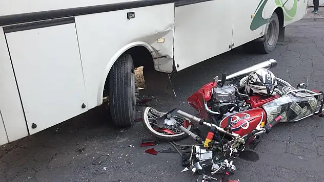 Motosikletle işçi servisi çarpıştı