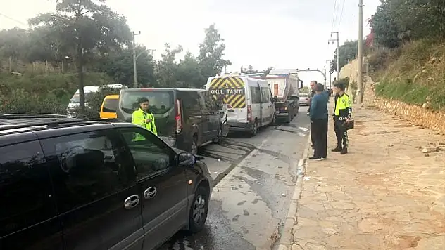 MUĞLA'DA ZİNCİRLEME TRAFİK KAZASI: 3'Ü ÖĞRENCİ 9 YARALI