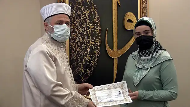 MÜSLÜMAN OLAN KADIN, MÜFTÜYÜ GÖRÜNCE AĞLADI