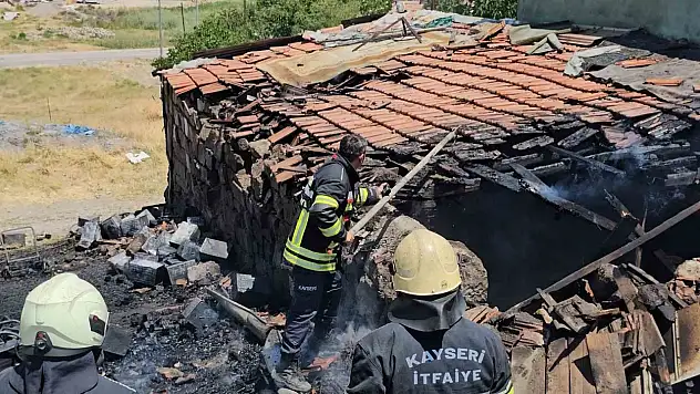 Kayseri'de müstakil evin kömürlüğünde çıkan yangın büyümeden söndürüldü