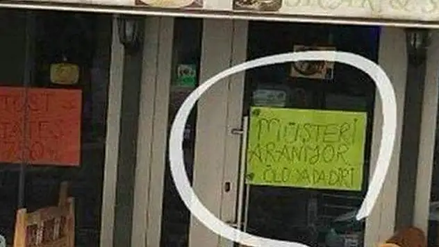 Müşteri bulamayan esnaf kapıya öyle bir şey yazdı ki...