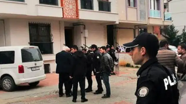 MÜTEAHHİT İLE APARTMAN SAKİNLERİ ARASINDAKİ 'KOKU' KAVGASI KANLI BİTTİ:2 ÖLÜ, 1 YARALI