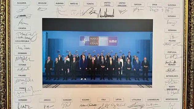 NATO Zirvesi'nin hatıra karelerinde son imza Erdoğan'dan
