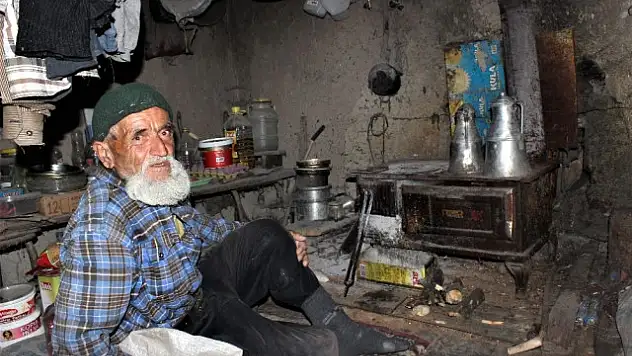 Nişan Atınca Hayata Küsen Ahmet Dede, 30 Yıldır Dağda Tek Başına Yaşıyor