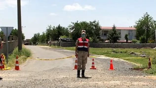 NİŞAN YAPMAK İSTEDİLER, 300 HANELİ KÖY KARANTİNAYA ALINDI
