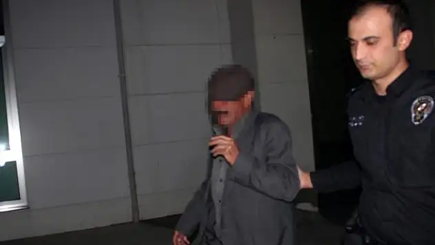 OĞLUNU GÖĞSÜNDEN BIÇAKLADI