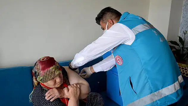 OĞLUNUN İKNA ETTİĞİ 91 YAŞINDAKİ RAZİYE NİNE COVİD-19 AŞISINI EVİNDE OLDU