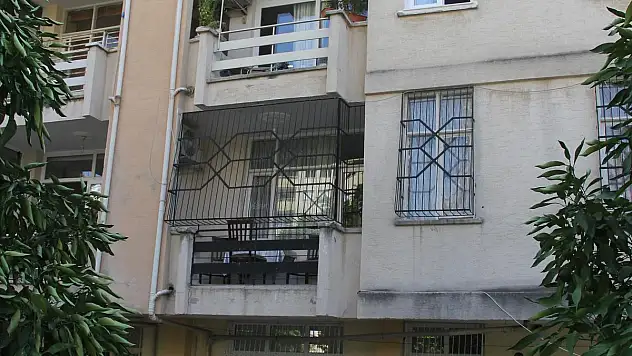 OĞLUYLA TARTIŞTI,KENDİNİ BALKONDAN AŞAĞI ATTI!