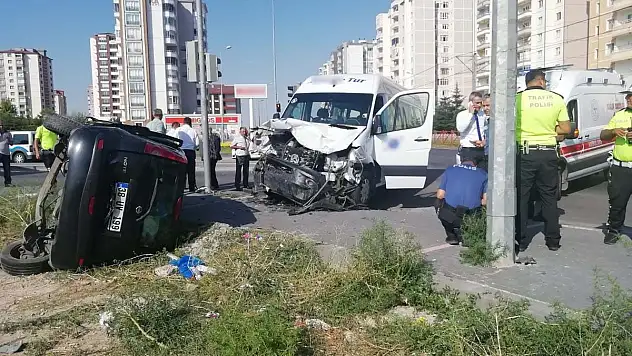 ÖĞRENCİ SERVİSİ İLE OTOMOBİL ÇARPIŞTI 4 YARALI