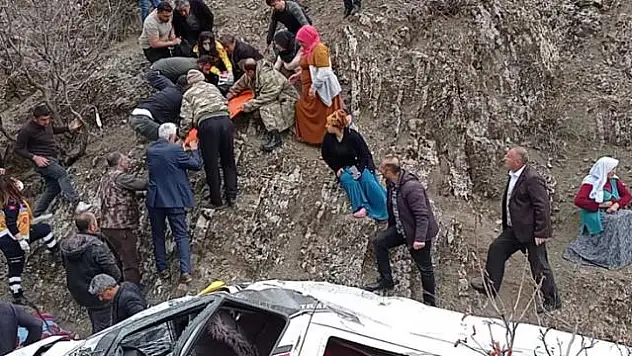 ÖĞRENCİ SERVİSİ METRELERCE YÜKSEKLİKTEN UÇURUMA YUVARLANDI