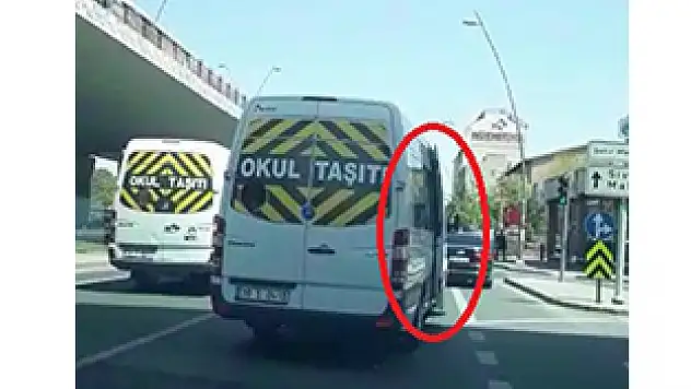 Öğrenci servisi trafikte kapısı açık şekilde ilerledi