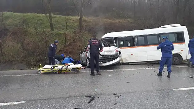 Öğrenci Servisiyle Otomobil Çarpıştı: 1 Ölü, 9 Yaralı