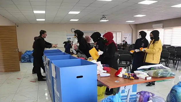ÖĞRENCİLER HEM AYRIŞTIRDI HEM İHTİYAÇ SAHİPLERİNE DAĞITTI