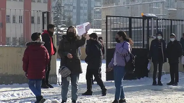 ÖĞRENCİLERDE KARNE HEYECANI