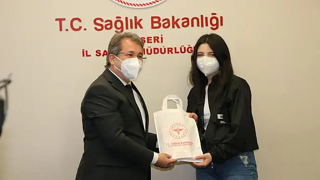 ÖĞRENCİLERDEN SAĞLIK MÜDÜRLÜĞÜ'NE 20 BİN N95 MASKE