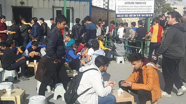 ÖĞRENCİLERE SICAK YEMEK DAĞITIMI