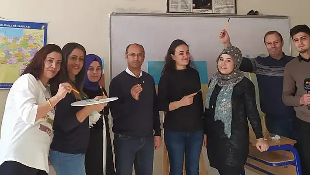 ÖĞRENCİYE DEĞİL, TUVALE FIRÇA ATIYORUZ!