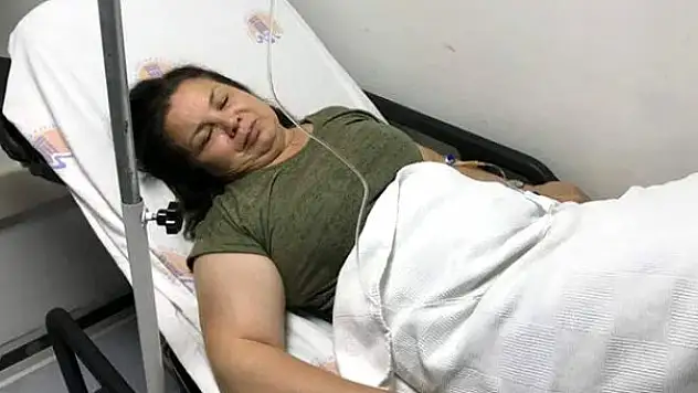 ÖĞRETMEN, SINIFIN ORTASINDA DAYAK YEDİ