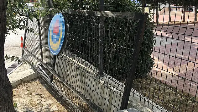 OKULUN DEMİR KAPISI ÖĞRENCİNİN ÜSTÜNE DÜŞTÜ