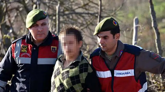Öldürdüğü ağabeyinin cesediyle birlikte kendisini eve kilitledi