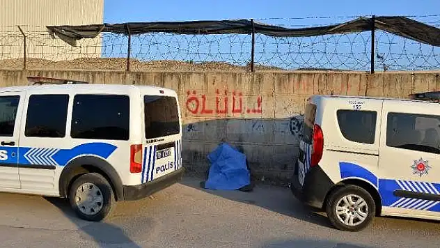 'ÖLÜÜ' YAZAN DUVARIN ÖNÜNDE CANSIZ BEDENİ BULUNDU