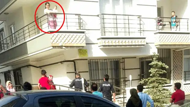 Önce annesini bıçakladı, sonra 6 aylık bebeğini balkondan aşağı attı