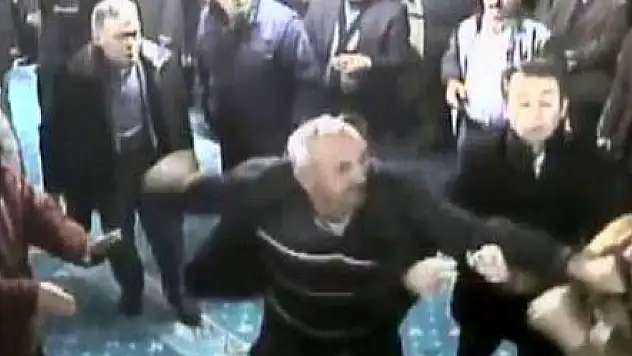 ÖNCE NAMAZ KILDILAR SONRA BİRBİRLERİNE GİRDİLER!