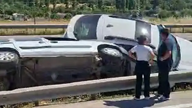 Orta refüje saplanan iki araç bariyerlerin arasında sıkıştı