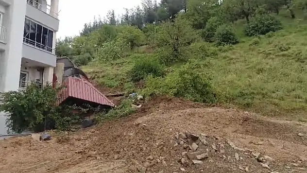 Osmaniye'de toprak kayması: Prefabrik ev devrildi, traktör göçük altında kaldı
