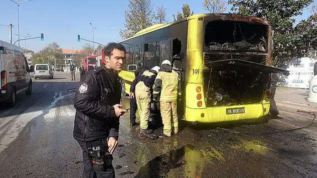 OTOBÜS ALEV ALEV YANDI, YOLCULAR KORKUYLA İZLEDİ