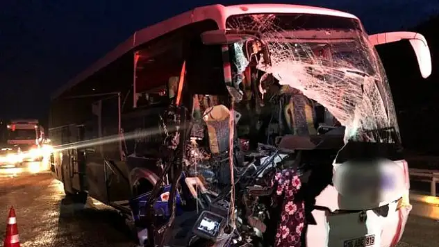 OTOBÜS İLE TIR ÇARPIŞTI: 17 YARALI