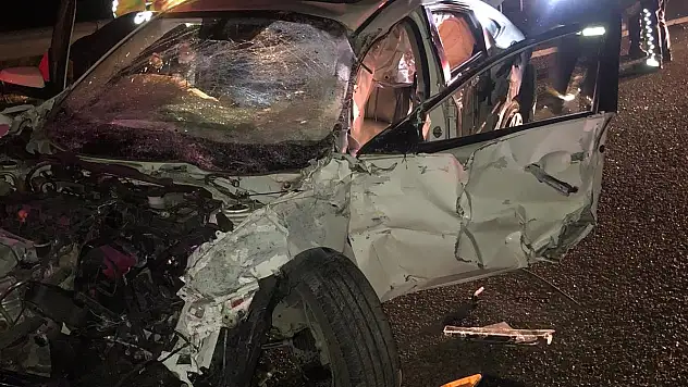 OTOMOBİL BARİYERLERE ÇARPTI: 1 YARALI