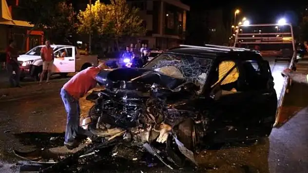 OTOMOBİL, CİP İLE ÇARPIŞTI: 2 ÖLÜ, 6 YARALI